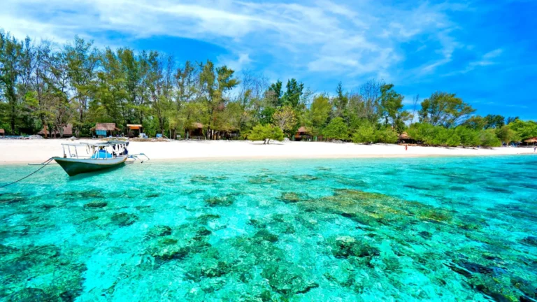Turquoise water and a boat at Gili Trawangan