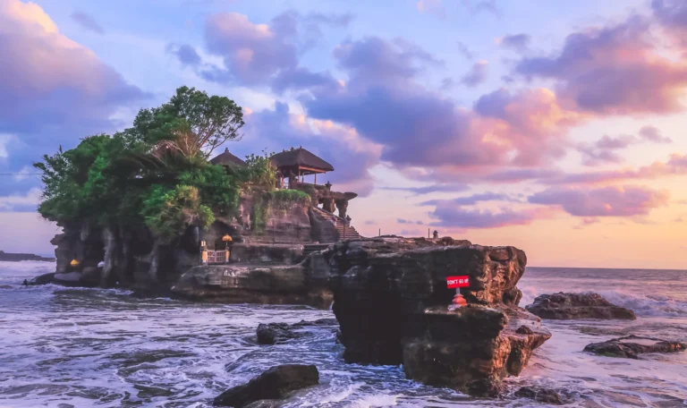 Templo Tanah Lot al atardecer