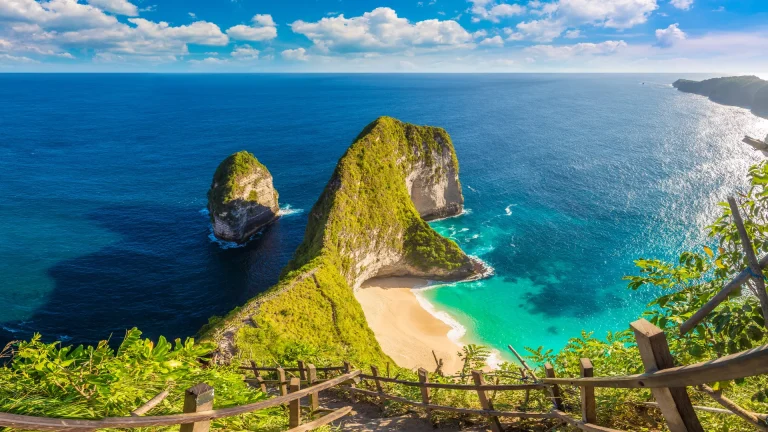Kelingking Beach viewpoint on Nusa Penida